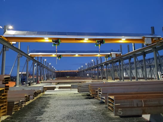 ponts roulants extérieurs illuminés la nuit