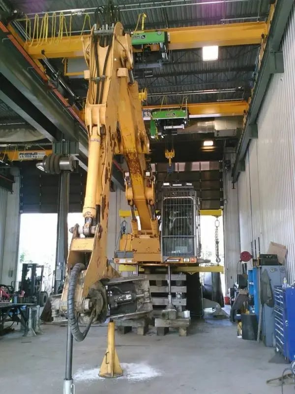 levage tandem d'une machenerie à l'atelier Mont-Laurier 