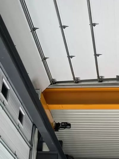  porte de garage ouverte passant devant un pont roulant