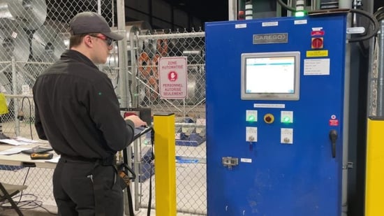 opérateur devant un système de commande pour pont roulant automatisé