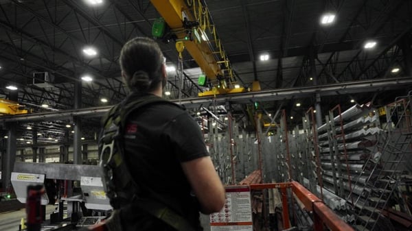 technicien effectuant un appel de service de pont roulant