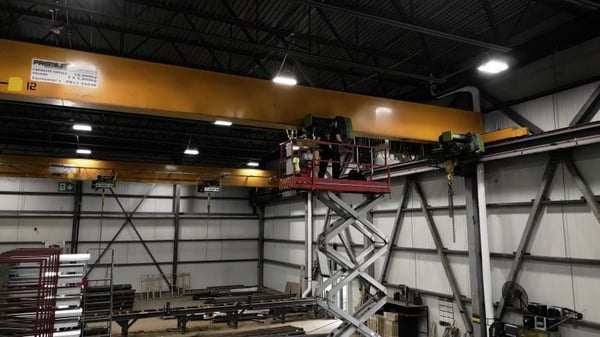 technicien effectuant un inspection sur un pont roulant