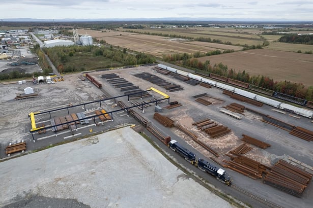 pont roulant sur une structure à l'extérieur entouré de piles d'acier