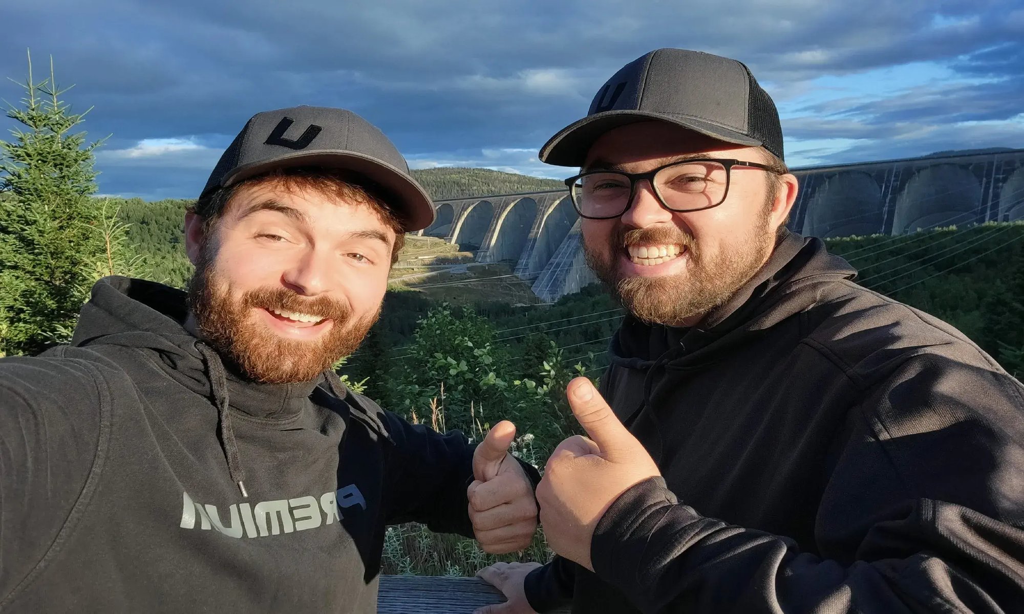 2 employés du groupe industriel premium fesant un tumbs-up