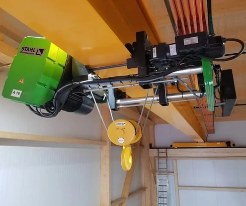 palan à câble Stahl installé sur un pont roulant
