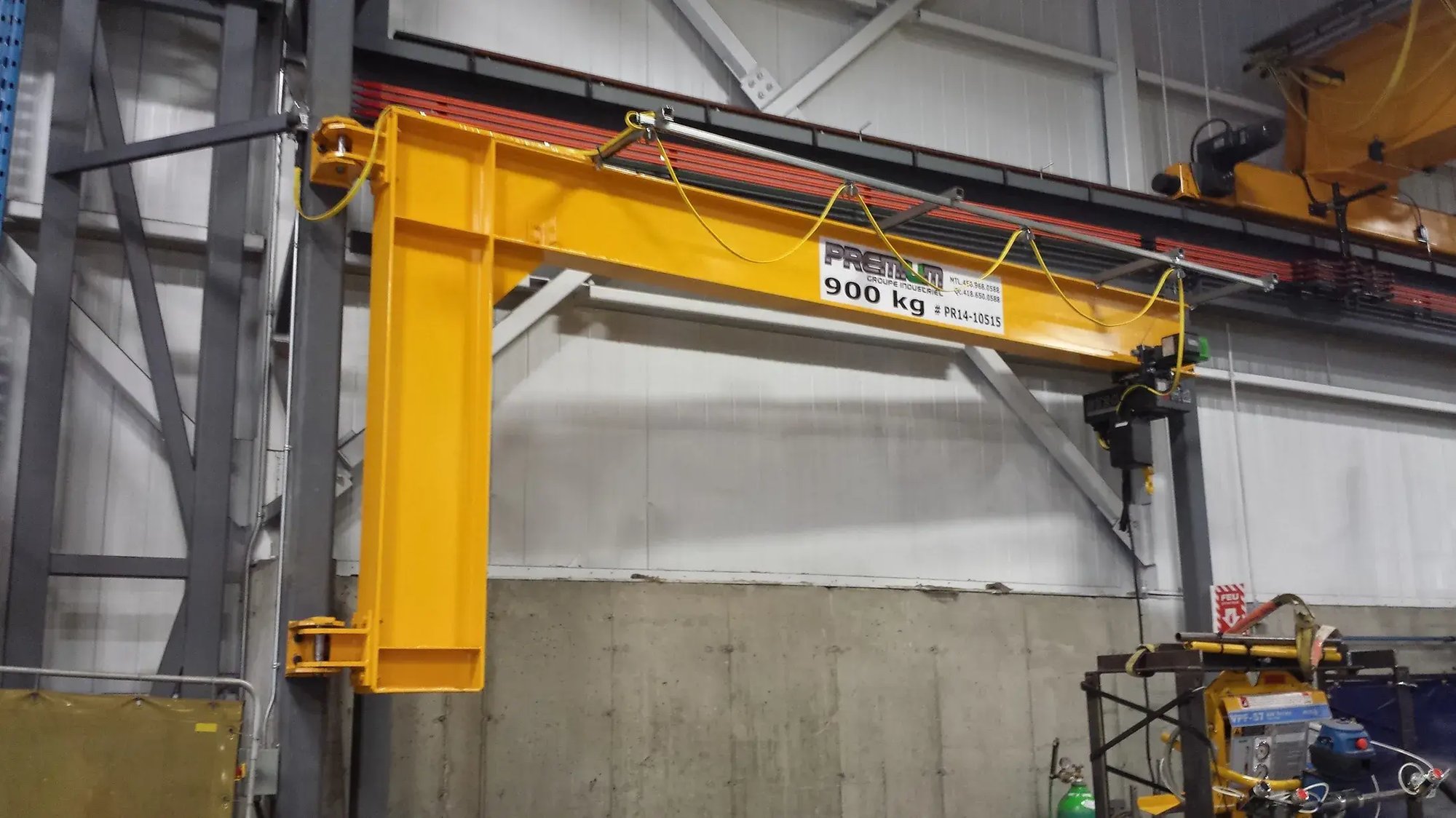 potence équipé d'un palan industriel
