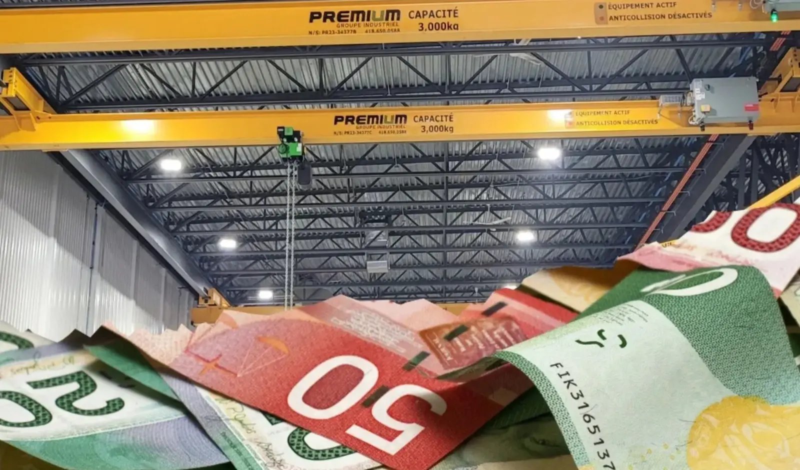 pile de billets de dollards canadiens sous un pont roulant