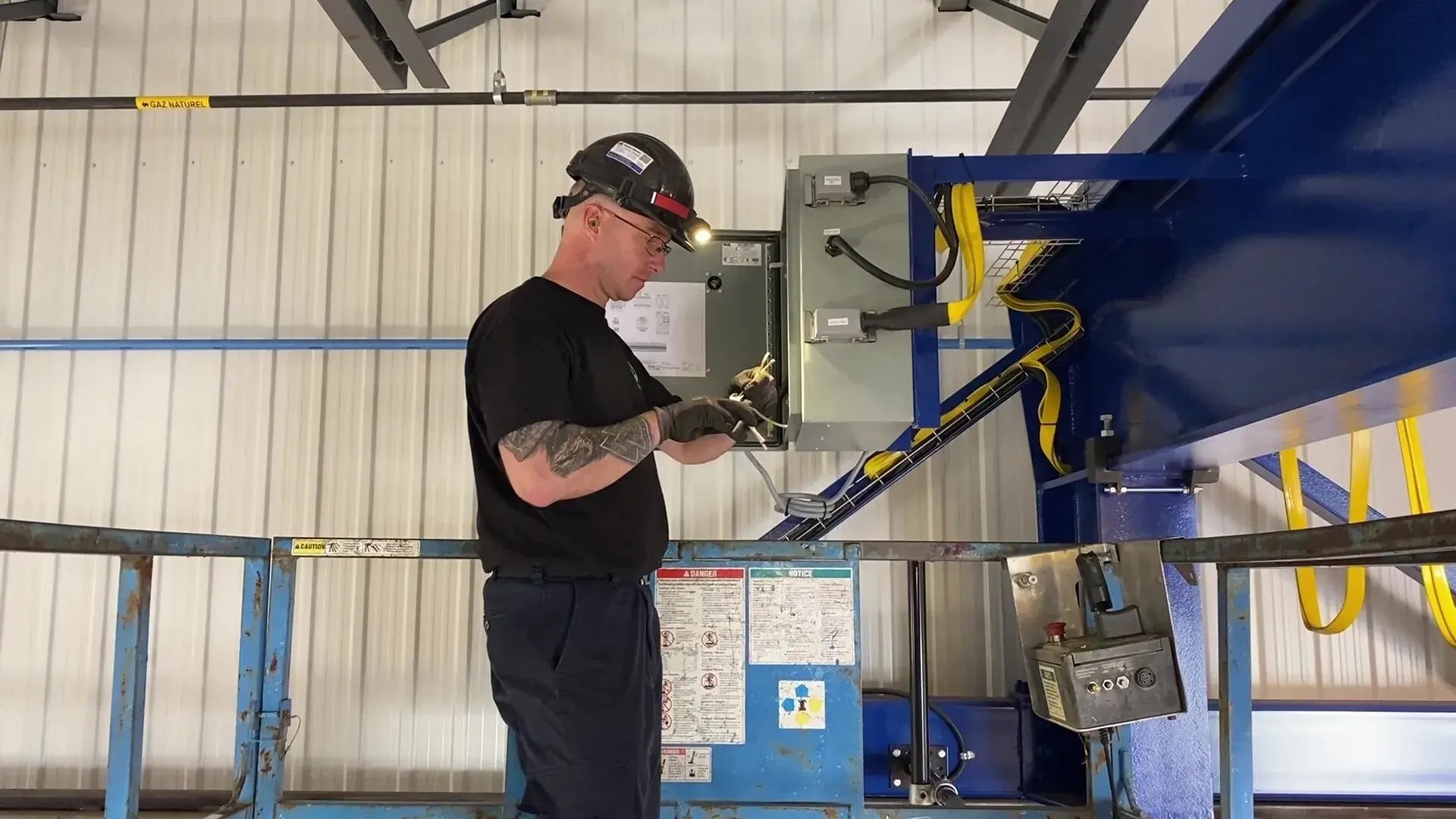 technicien effectuant la réparation ou l'entretien d'un pont roulant