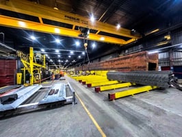 pont roulant dans une usine au plafond bas