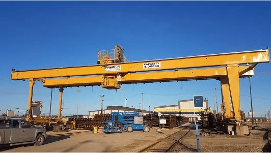 une grue portique équipé d'une cabine de commande
