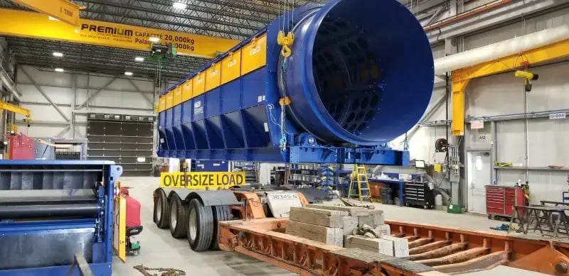 levage en tandem d'une énorme machine chez Machinex Trommel