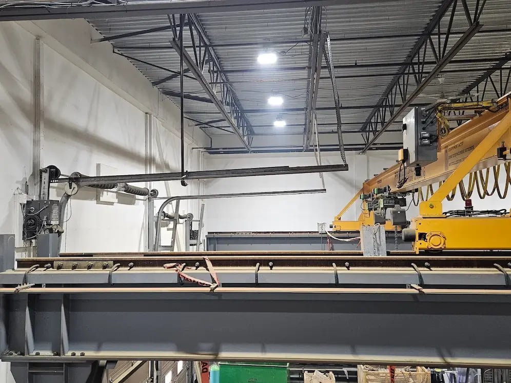 pont roulant obstrué par les rails d'une porte de garage