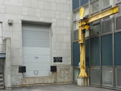 potence exterieur à l'universite laval à coté de la porte de garage