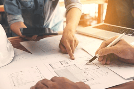 collègues analysent plan conformité