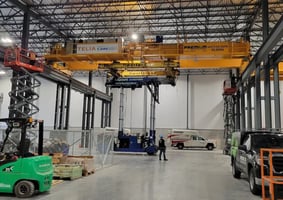 pont roulant durant l'installation dans une usine