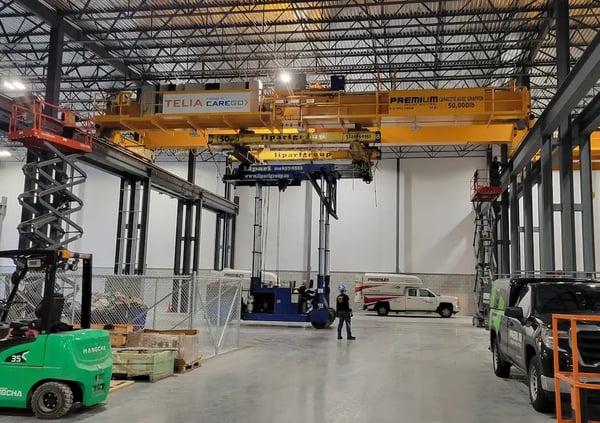 pont roulant durant l'installation dans une usine