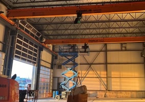 pont roulant passant devant une porte de garage