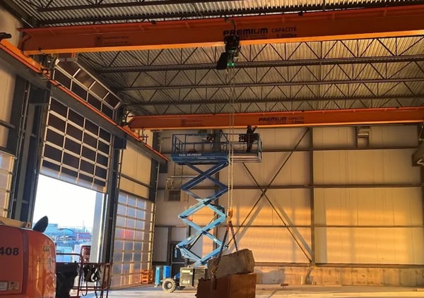 pont roulant passant devant une porte de garage