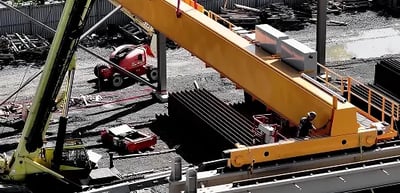 grue qui supporte un pont roulant lors de l'installation
