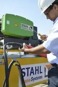 technicien effectuant l'entretien d'un palan stahl sur un pont roulant