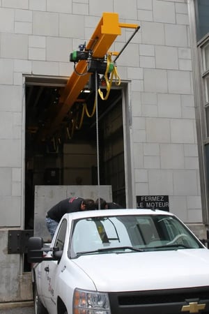 pont-roulant telescopique déposant une charge sur un pick-up