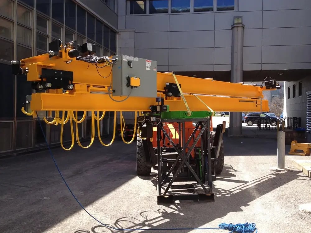 transport d'un pont-roulaut telescopique avec un monte charge